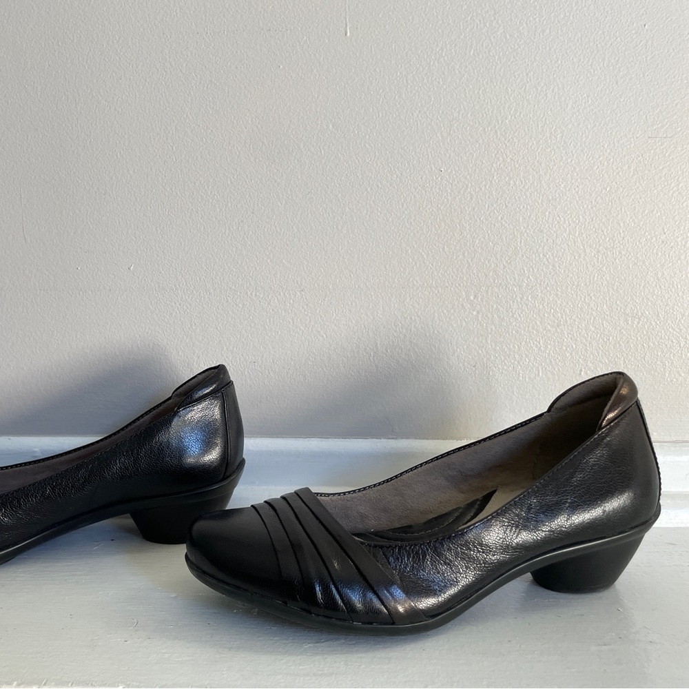 Naturalizer Black Leather Low Heel Pumps with Pleated Toe